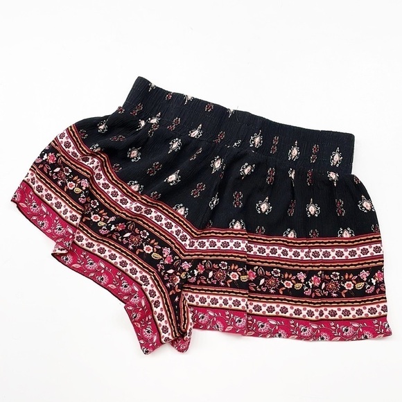 J is for Justify printed lounge shorts - Picture 2 of 4